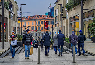 Immagine location spazio pubblicitario Acone Associati Milano corso di Porta Ticinese - Darsena - Colonne di San Lorenzo_5