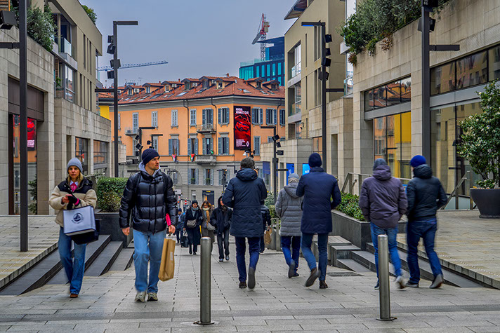 Immagine location spazio pubblicitario Acone Associati Milano corso di Porta Ticinese - Darsena - Colonne di San Lorenzo_5