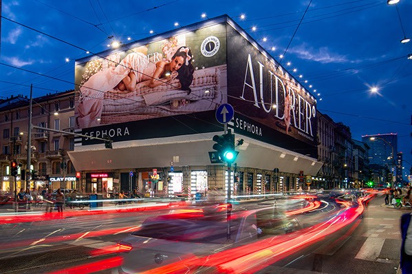 Immagine location spazio pubblicitario Acone Associati Milano piazza Cordusio - palazzo Broggi - Domination_1