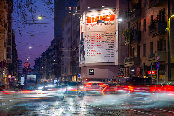 Immagine location spazio pubblicitario Acone Associati Milano piazza Cordusio - palazzo Broggi - Domination_1