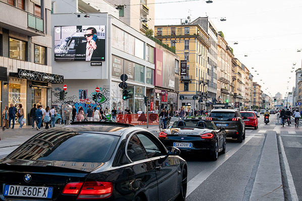 :&nbsp; Immagine location spazio pubblicitario Acone Associati Milano piazza Cordusio - palazzo Broggi - Domination_5