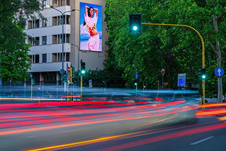 Immagine location spazio pubblicitario Acone Associati Milano piazza Cordusio - palazzo Broggi - Domination_1