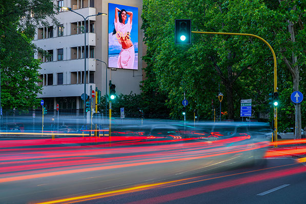 Immagine location spazio pubblicitario Acone Associati Milano piazza Cordusio - palazzo Broggi - Domination_1