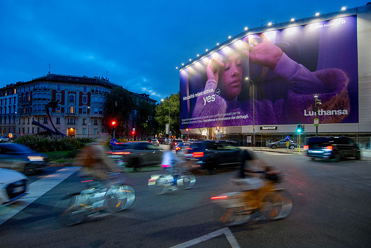 Immagine location spazio pubblicitario Acone Associati Milano piazza Cordusio - palazzo Broggi - Domination_4