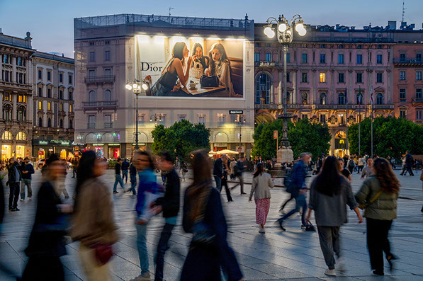 Immagine location spazio pubblicitario Acone Associati Milano piazza Cordusio - palazzo Broggi - Domination_4