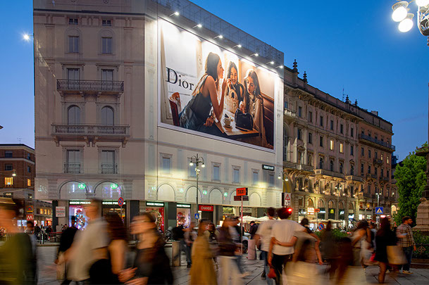 :&nbsp; Immagine location spazio pubblicitario Acone Associati Milano piazza Cordusio - palazzo Broggi - Domination_5