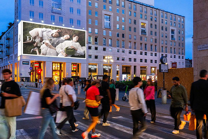 Immagine location spazio pubblicitario Acone Associati Milano piazza Cordusio - palazzo Broggi - Domination_1