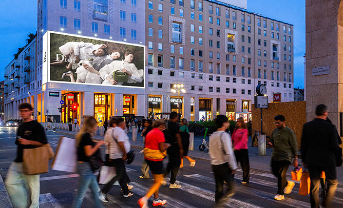Immagine location spazio pubblicitario Acone Associati Milano piazza Cordusio - palazzo Broggi - Domination_1