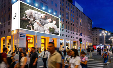 Immagine location spazio pubblicitario Acone Associati Milano piazza Cordusio - palazzo Broggi - Domination_4