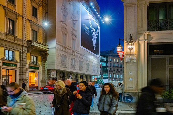 :&nbsp; Immagine location spazio pubblicitario Acone Associati Milano piazza Cordusio - palazzo Broggi - Domination_5